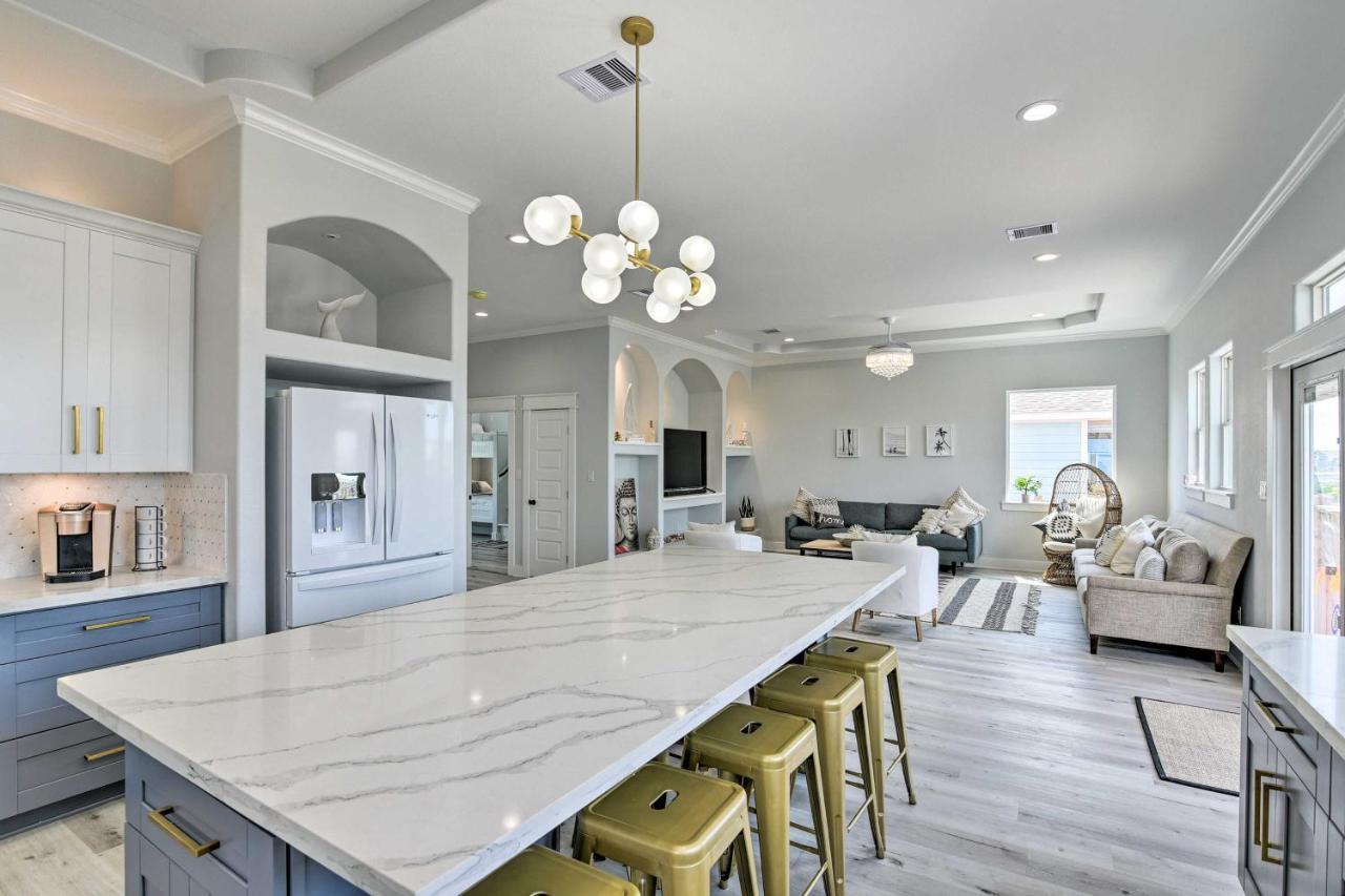 Chic Crystal Beach Escape With Deck - Walk To Beach! Bolivar Peninsula Экстерьер фото