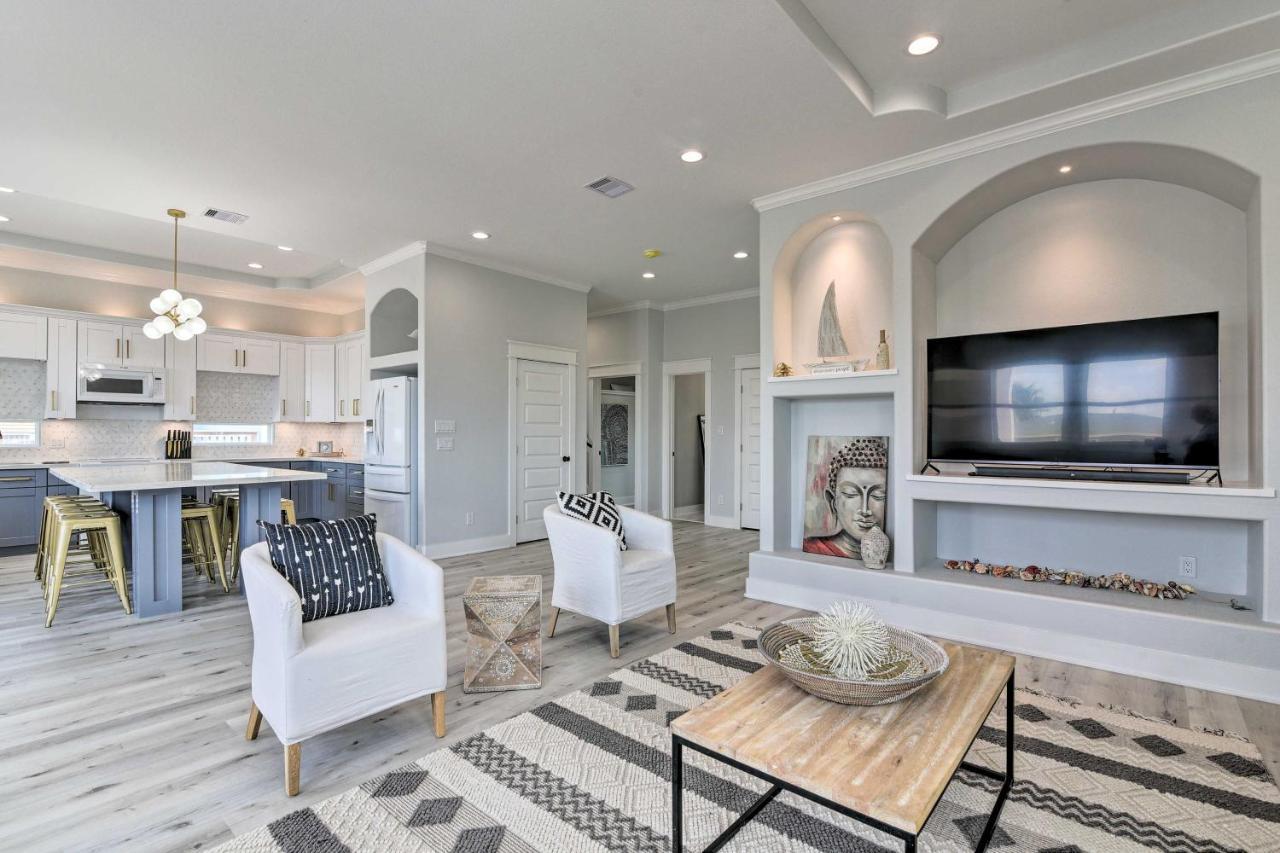 Chic Crystal Beach Escape With Deck - Walk To Beach! Bolivar Peninsula Экстерьер фото