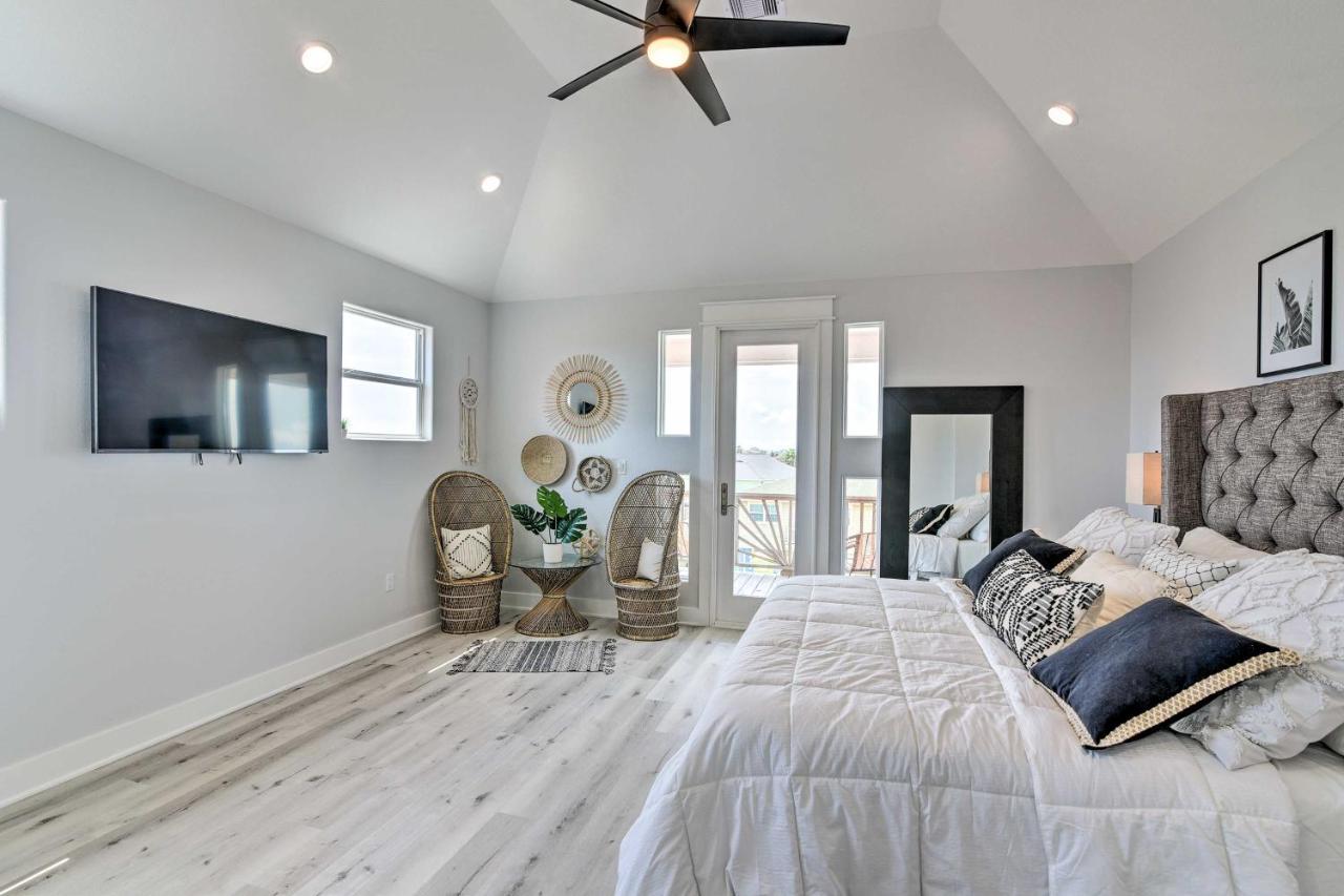 Chic Crystal Beach Escape With Deck - Walk To Beach! Bolivar Peninsula Экстерьер фото